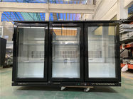 Porta di vetro più fresca della bevanda commerciale della birra sotto il contro frigorifero del minibar